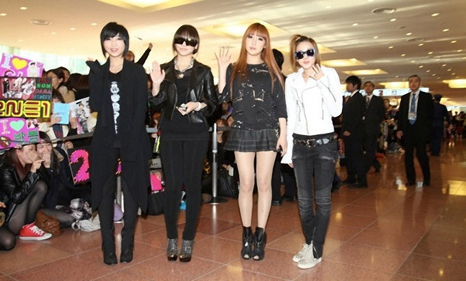 2NE1 прибыли в Японию... Ненадолго.