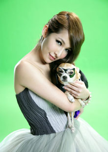 Elva Hsiao и пёс в маске.