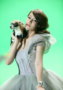 Elva Hsiao и пёс в маске.